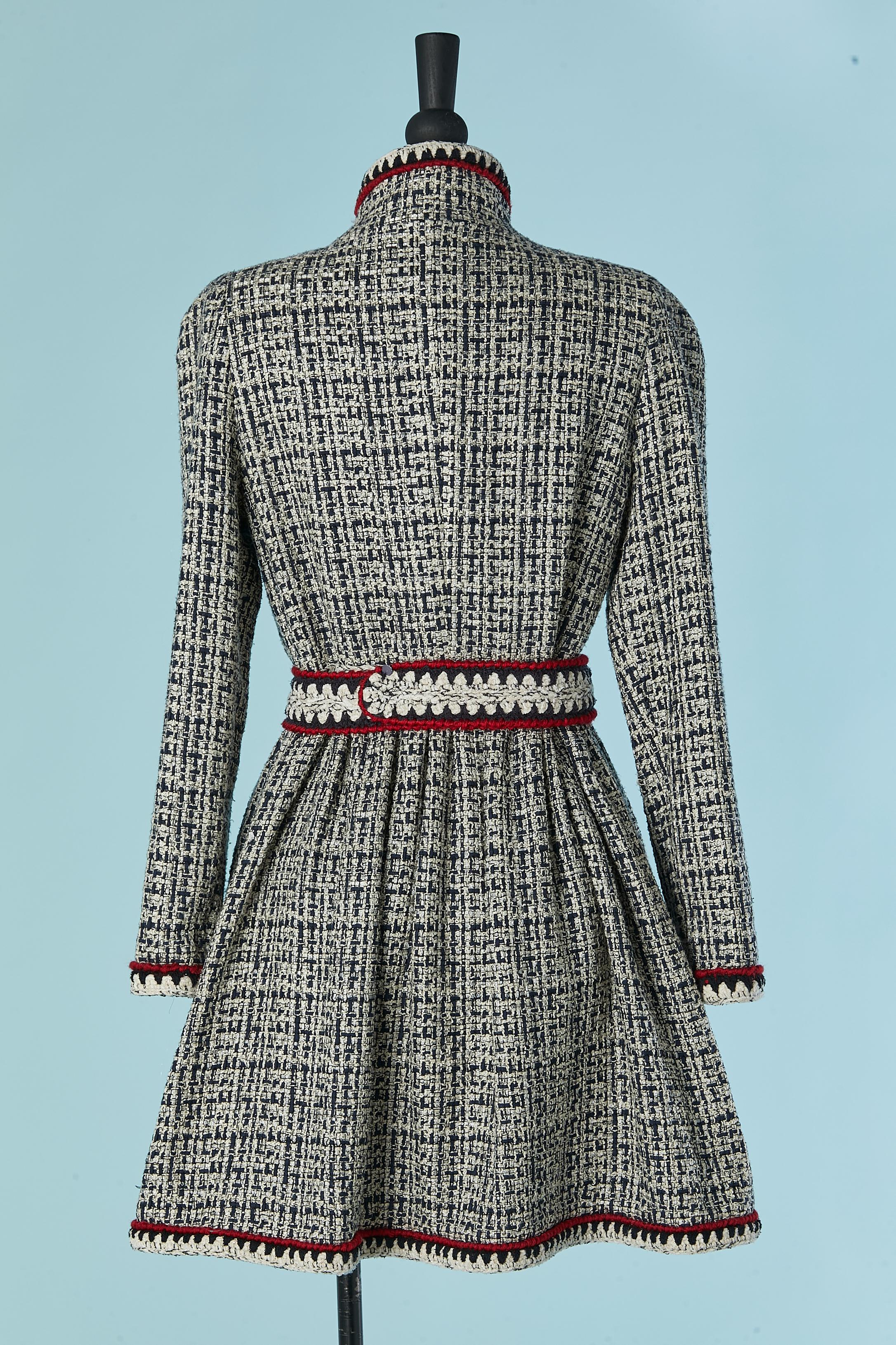 Tweed-Kleid mit Reißverschluss und Gürtel mit Perlenschnalle Edward Achour im Angebot 4