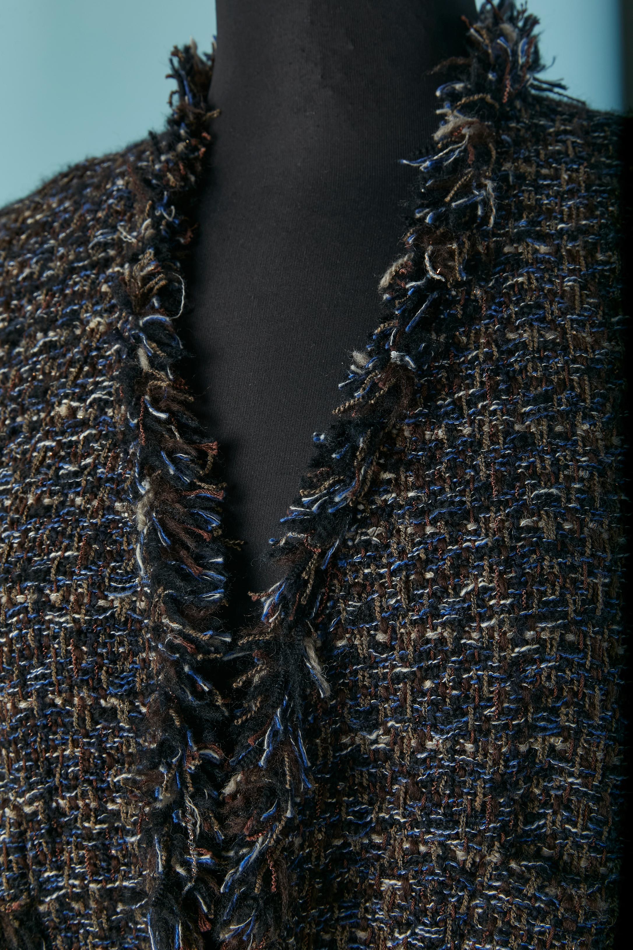 Manteau en tweed bord à bord . Composition du tweed : 48% laine, 21% coton, 14% polyester, 10% acrylique, nylon, alpaga et rayonne. Doublure en soie uniquement à l'intérieur du dos des épaules, sinon passepoil. 4 poches sur le devant avec fermeture