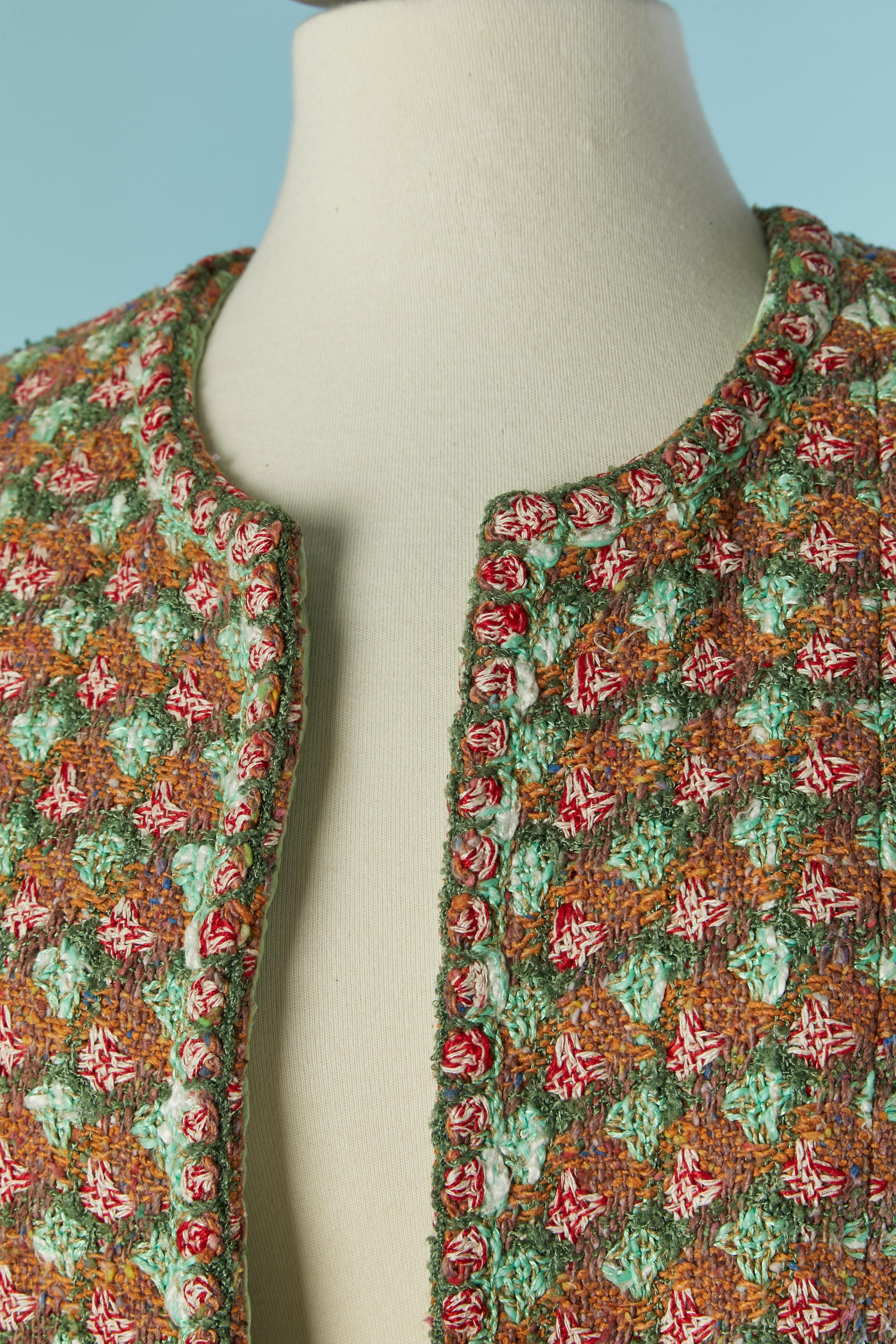 Giacca con bordi in tweed. Composizione del tweed: 45% rayon, 30% seta, 9% poliestere, 8% cotone, 8% acrilico. Fodera in seta con marchio. Catena sul bordo inferiore interno. Pad per le spalle. 4 tasche sul davanti. Bottone e asola con marchio sui
