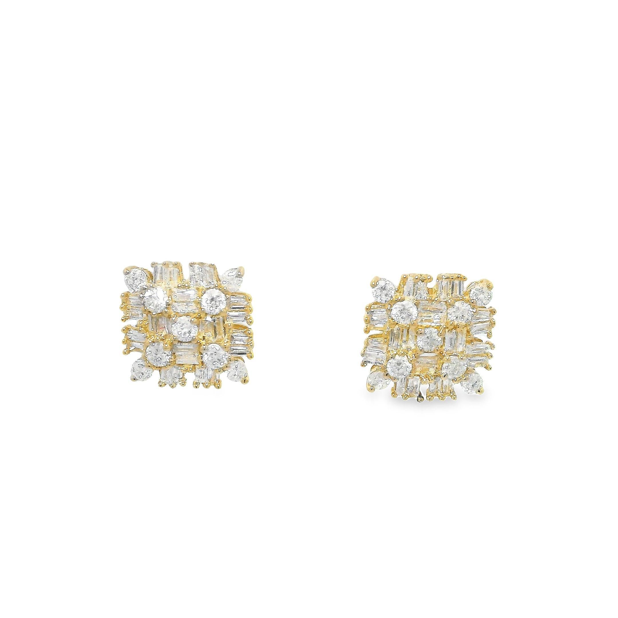 Ces boucles d'oreilles sont une véritable œuvre d'art en matière de joaillerie. Fabriquées en or jaune 18 carats lustré et ornées de plus de trois quarts de carat de diamants taillés avec soin, elles redéfinissent l'élégance opulente. Le design