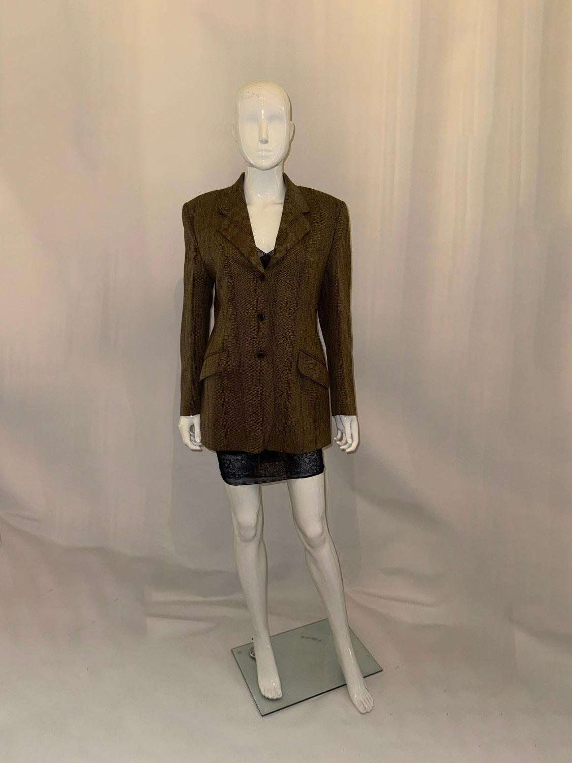 Una bella giacca in tweed di Magee of Ireland, perfetta per la sera tardi.  Passeggiate estive/ autunnali. La giacca è in lana color oliva con dettagli di cuciture verdi, rosse e nere.   È completamente foderata e si chiude con tre bottoni sul