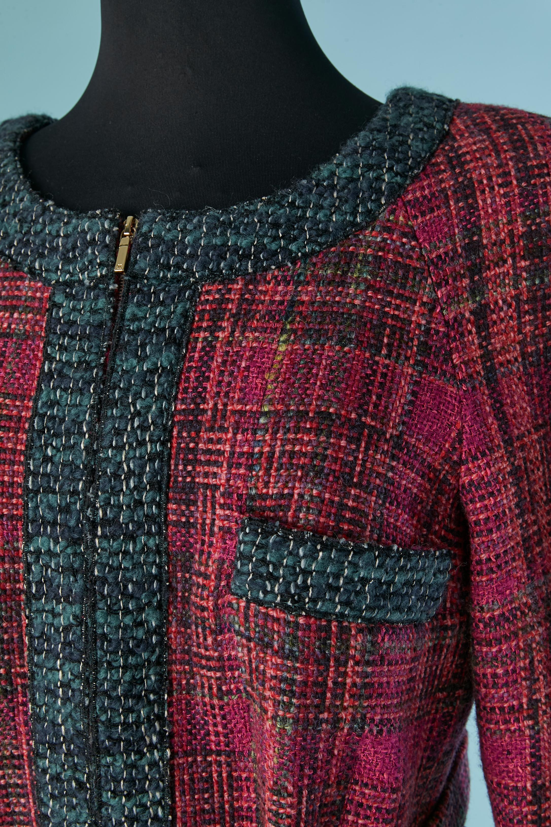 Giacca in tweed con cintura dello stesso tessuto. con fibbia. Composizione del tweed: 49% lana, 22% mohair, 21% poliestere, 5% acrilico, 3% nylon. Fodera in seta con marchio. Cintura ad anello. Manica raglan. Spallaccio. Chiusura con zip al centro