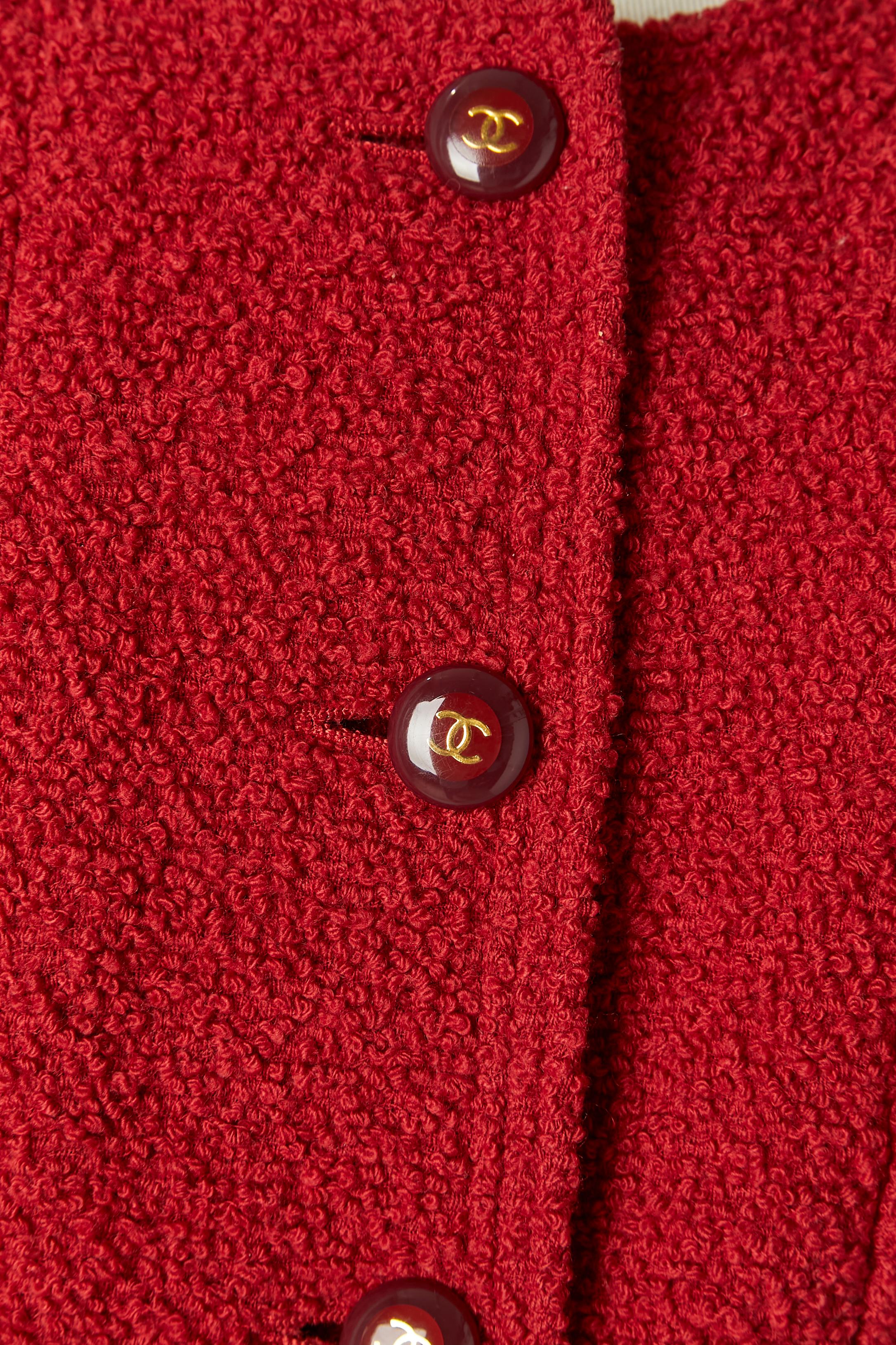 Einreihiges Tweed-Jackett . Futter mit Markenzeichen aus Seide. Markenknopf und Knopflochverschluss in der vorderen Mitte + an den Taschen + an den Manschetten.
Kette innen an der Unterkante. Vier Taschen auf der Vorderseite. Dünnes
