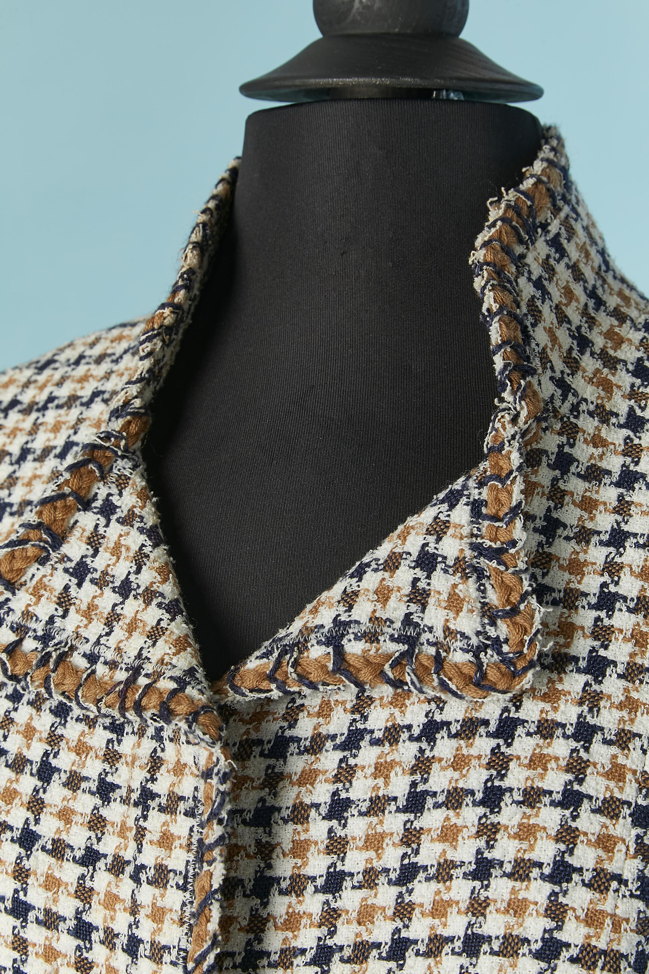Einreihiges Tweed-Jackett . Zusammensetzung des Tweeds: Polyester/Rayon/Wolle/Baumwolle/Acryl. Markenzeichen Futter Zusammensetzung: Seide. 
Raglanärmel. Versteckter Markenknopf und Knopflochverschluss in der vorderen Mitte. Knopf am Gürtel auf der