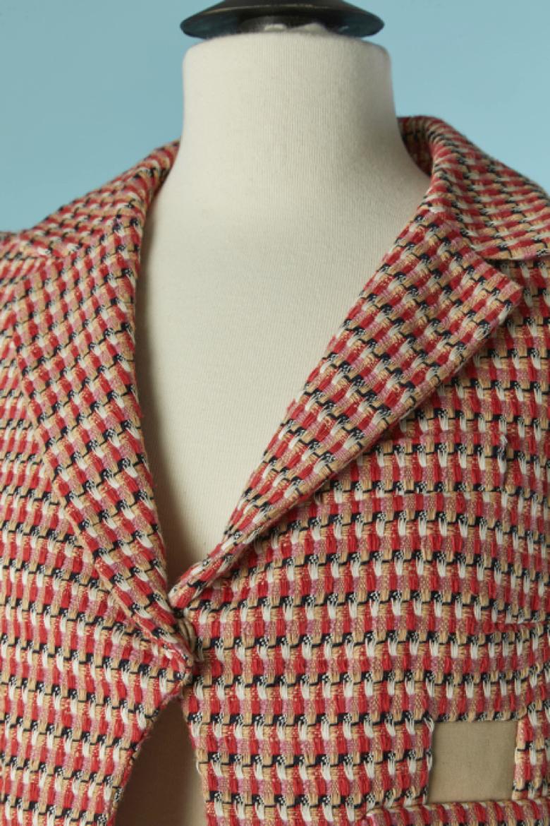 Traje de falda de tweed con estampado de cuadros. Composición del tejido principal: 80% algodón, 20% lino. 2º tejido ( inserción beige en la parte delantera ) : 97% algodón, 3% elastán. Forro: acetato y rayón. 
Un cierre a presión en la parte