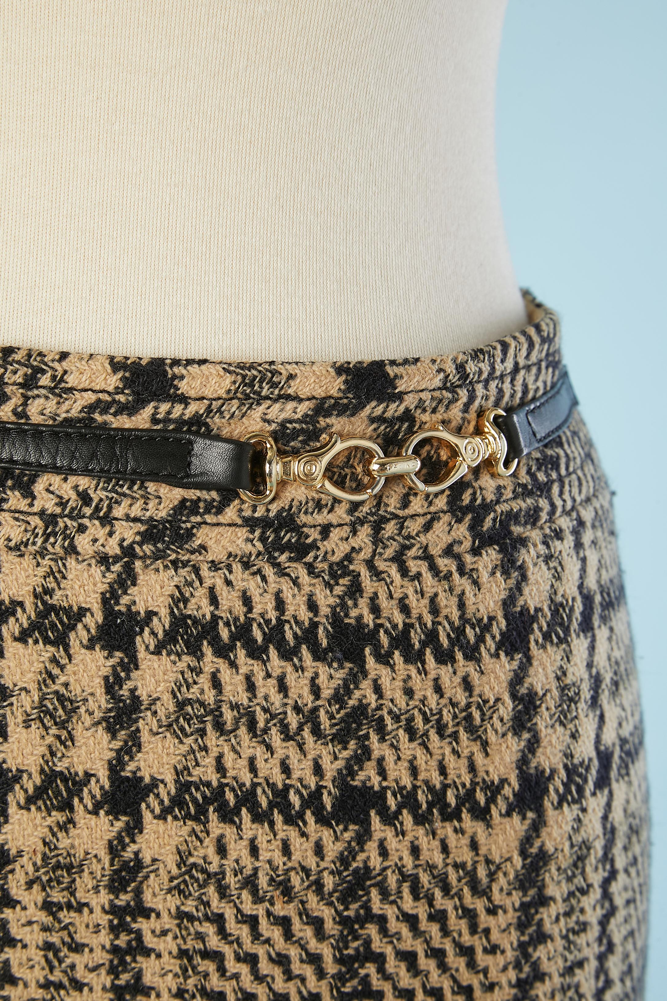 Tweed skirt with gold metal buckle in the front. Branded lining. Fabric composition: 90% wool, 10% nylon. Lining: 100% Bemberg 
Split in the middle back, lenght= 17 cm
Zip and hook&eye in the middle back.
SIZE L 