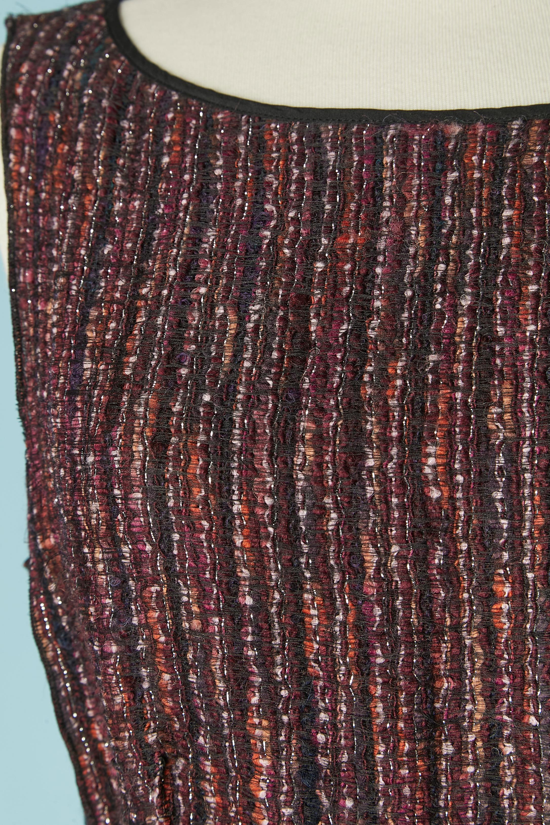 Vestido sin mangas de tweed con cinturón . Composición del tejido principal: 31% acrílico, 30% lana, 17% modal, 9% lana virgen, 3% poliéster.
Forro de seda. Gros grano dentro del vestido en la cintura. Cierre de cremallera invisible en la parte