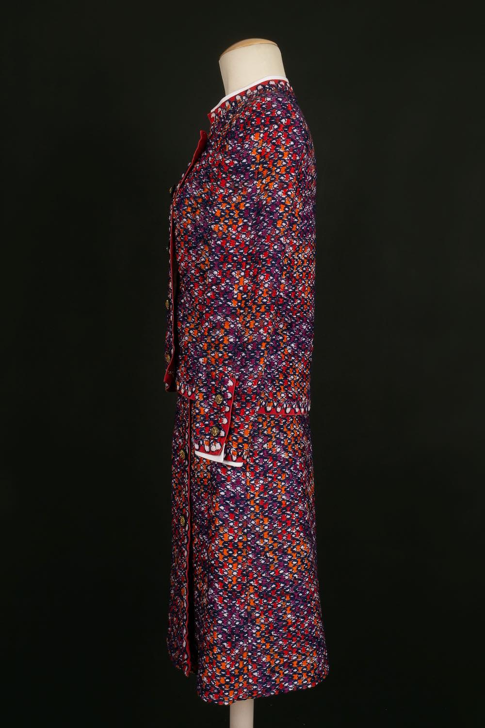 Chanel - Haute Couture Tweed-Rockanzug. Keine Größe oder Zusammensetzung Label, es passt eine Größe 36FR.

Zusätzliche Informationen: 
Abmessungen: Jacke: Schulterbreite: 36 cm, Brustumfang: 44 cm, Ärmellänge: 55 cm, Länge: 51 cm 
Rock: Taille: 36