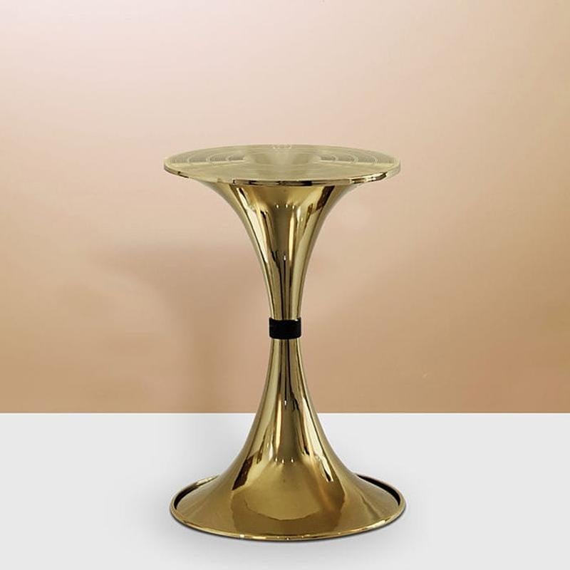 Side table tweeny with all structure in gold-plated
brass and glossy black details.