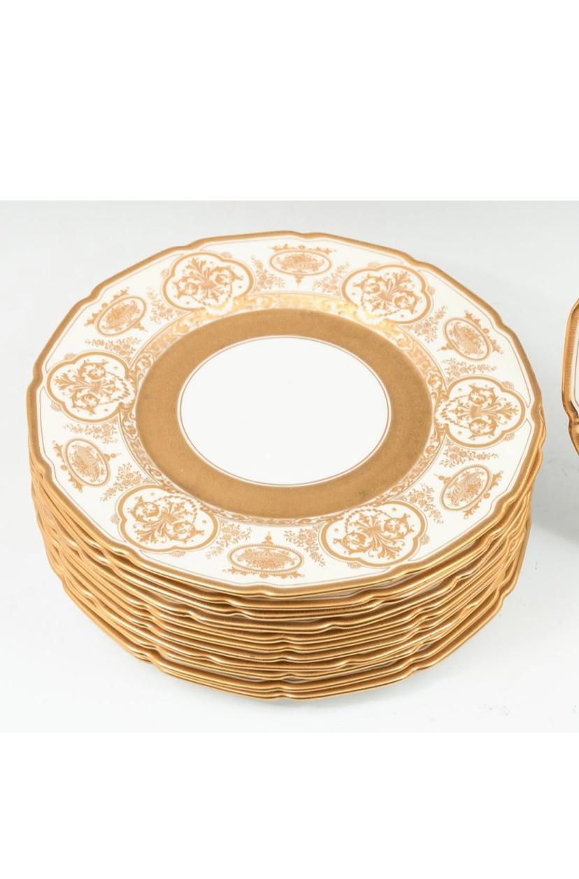 Britannique Douze (12) assiettes plates anglaises anciennes en forme d'or en relief de style anglais en vente