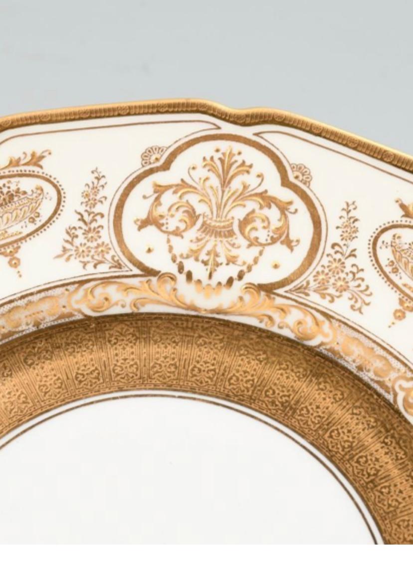 Début du 20ème siècle Douze (12) assiettes plates anglaises anciennes en forme d'or en relief de style anglais en vente
