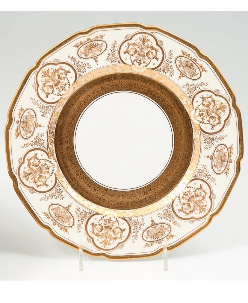 Or Douze (12) assiettes plates anglaises anciennes en forme d'or en relief de style anglais en vente