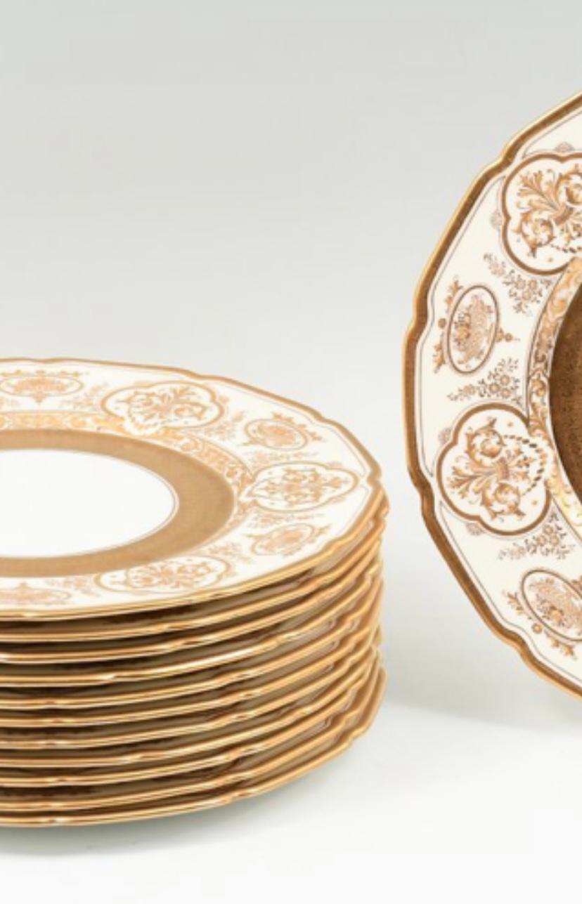 Douze (12) assiettes plates anglaises anciennes en forme d'or en relief de style anglais en vente 1