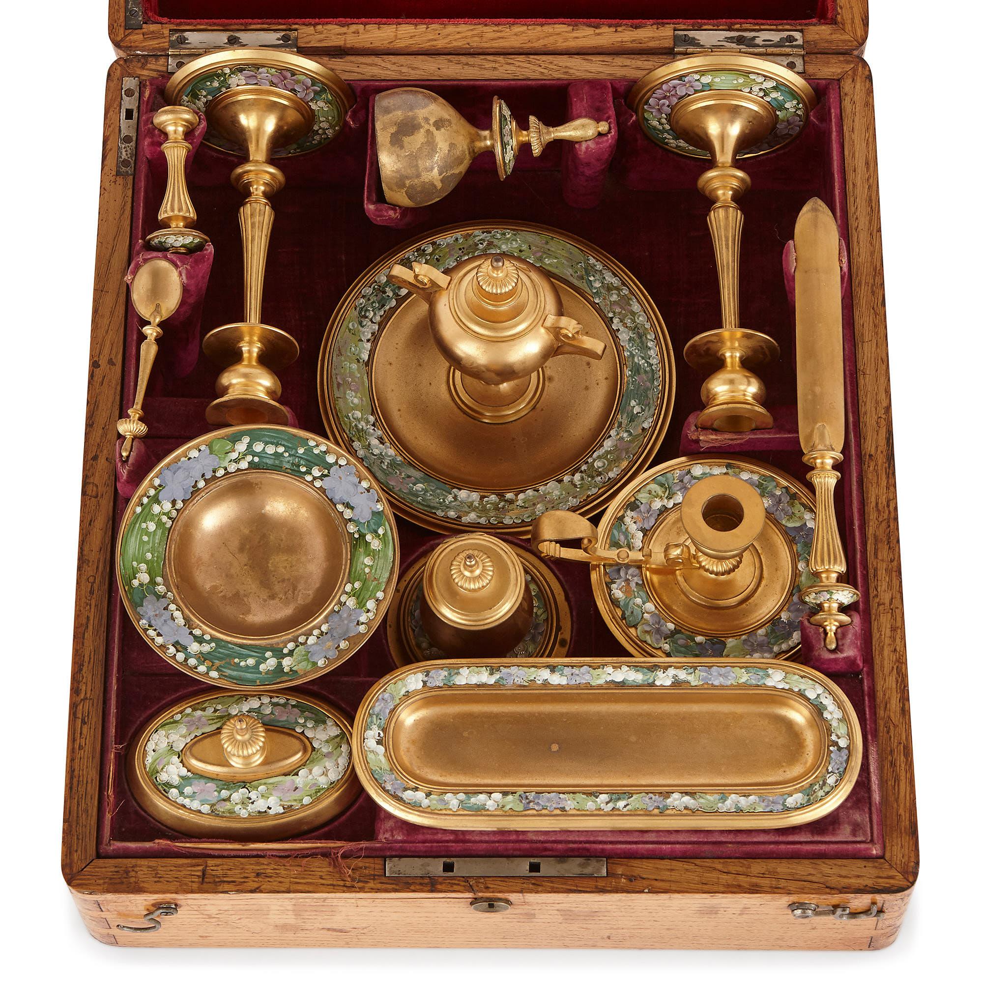 Zwölf bemalte und vergoldete Metall-Schreibtischzubehör des 19. Jahrhunderts (Neoklassisch) im Angebot
