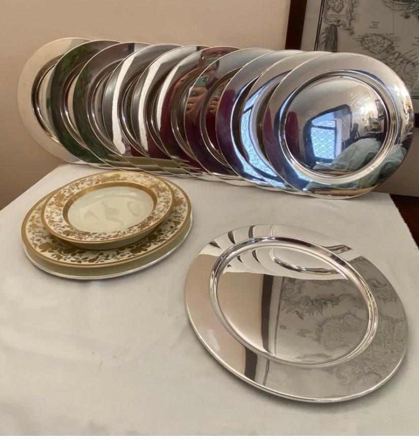 Twelve 800 silver underplates, Italy, 1980s.
Very elegant, each weighs gr. 430. The total weight of the 800 silver is gr. 5160.00!!
Purchased by my grandparents in the 80s in one of the most famous Italian silver shops. Each plate is regularly