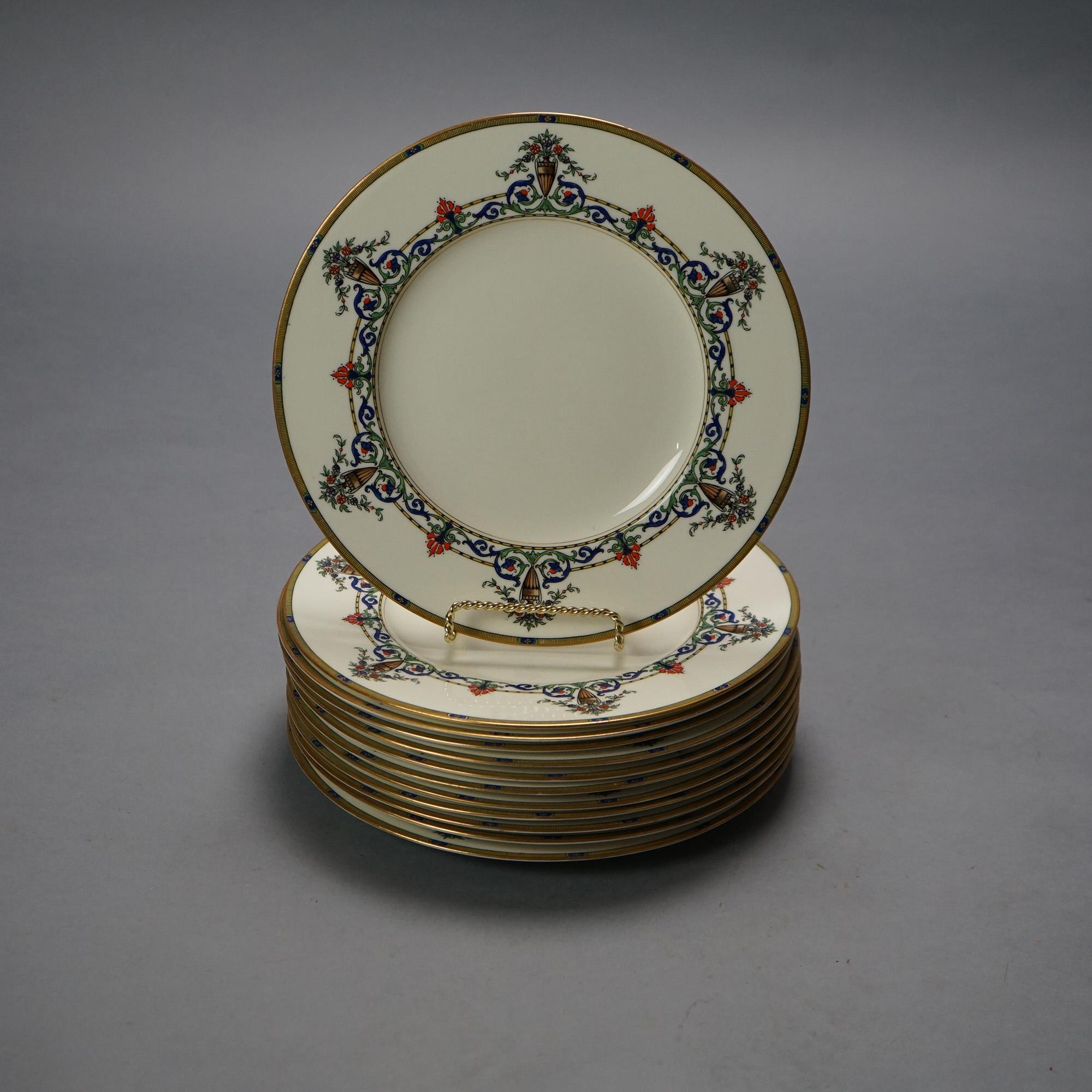 Douze assiettes anciennes en porcelaine de Chine Royal Worcester de Hardy & Hayes avec des urnes florales néoclassiques, des guirlandes et des rehauts dorés, vers 1910

Mesures - .75 