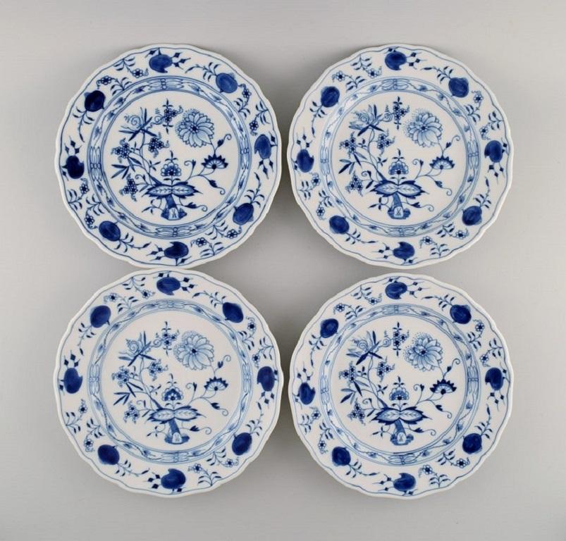 Twelve antique Meissen blue onion dinner plates in hand-painted porcelain. 
Early 20th century.
Measure: diameter: 25.5 cm.
In excellent condition.
Stamped.
3rd Factory quality.