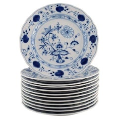 Douze assiettes plates anciennes en porcelaine bleue de Meissen peintes à la main représentant des oignons