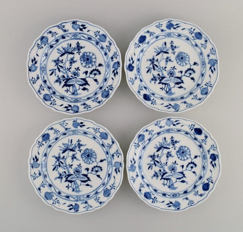 Twelve Antique Meissen Blue Onion Lunch Plates in Hand-Painted Porcelain In Excellent Condition In Copenhagen, DK