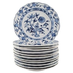 Douze assiettes à déjeuner anciennes de Meissen "Blue Onion" en porcelaine peinte à la main