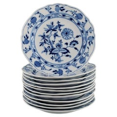 Douze assiettes à déjeuner anciennes Meissen en porcelaine peinte à la main:: de couleur bleue et contenant des oignons