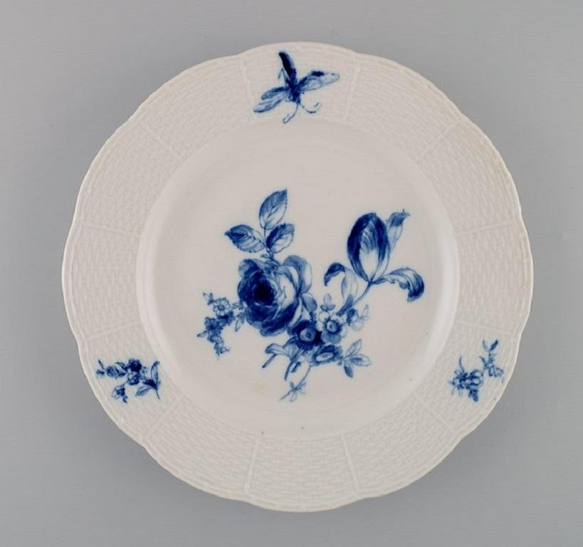 Twelve Antique Meissen Dinner Plates in Hand-Painted Porcelain In Excellent Condition In Copenhagen, DK