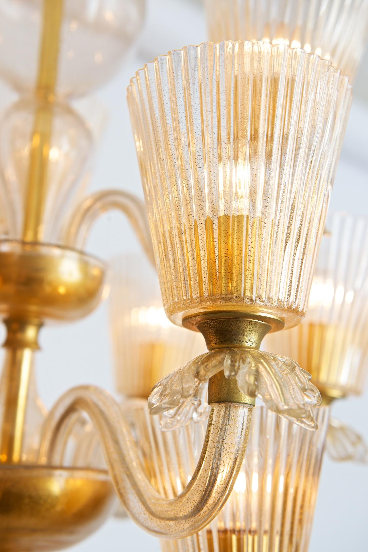 Twelve-Arm Chandelier in Blown Glass with Gold Inclusions In Good Condition In London, GB