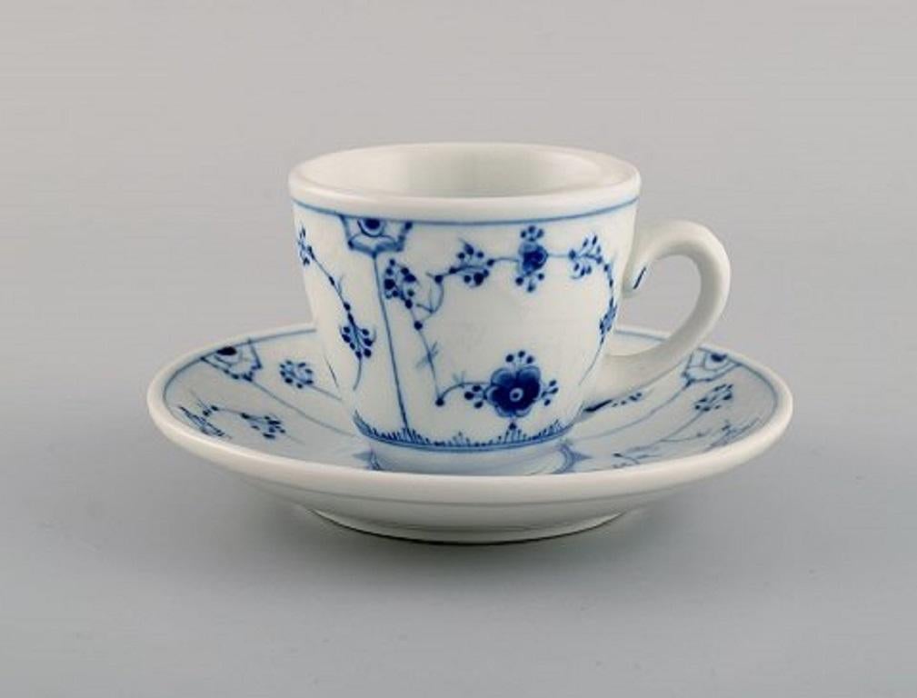 Twelve Bing & Grøndahl Blue Fluted Hotel coffee cups with saucers. 1920s. 
Model number 167.
The cup measures: 6.5 x 5.8 cm
Saucer diameter: 12.2 cm.
In excellent condition.
Stamped.
1st factory quality.