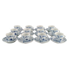 Douze tasses à café d'hôtel cannelées bleues Bing & Grndahl avec soucoupes