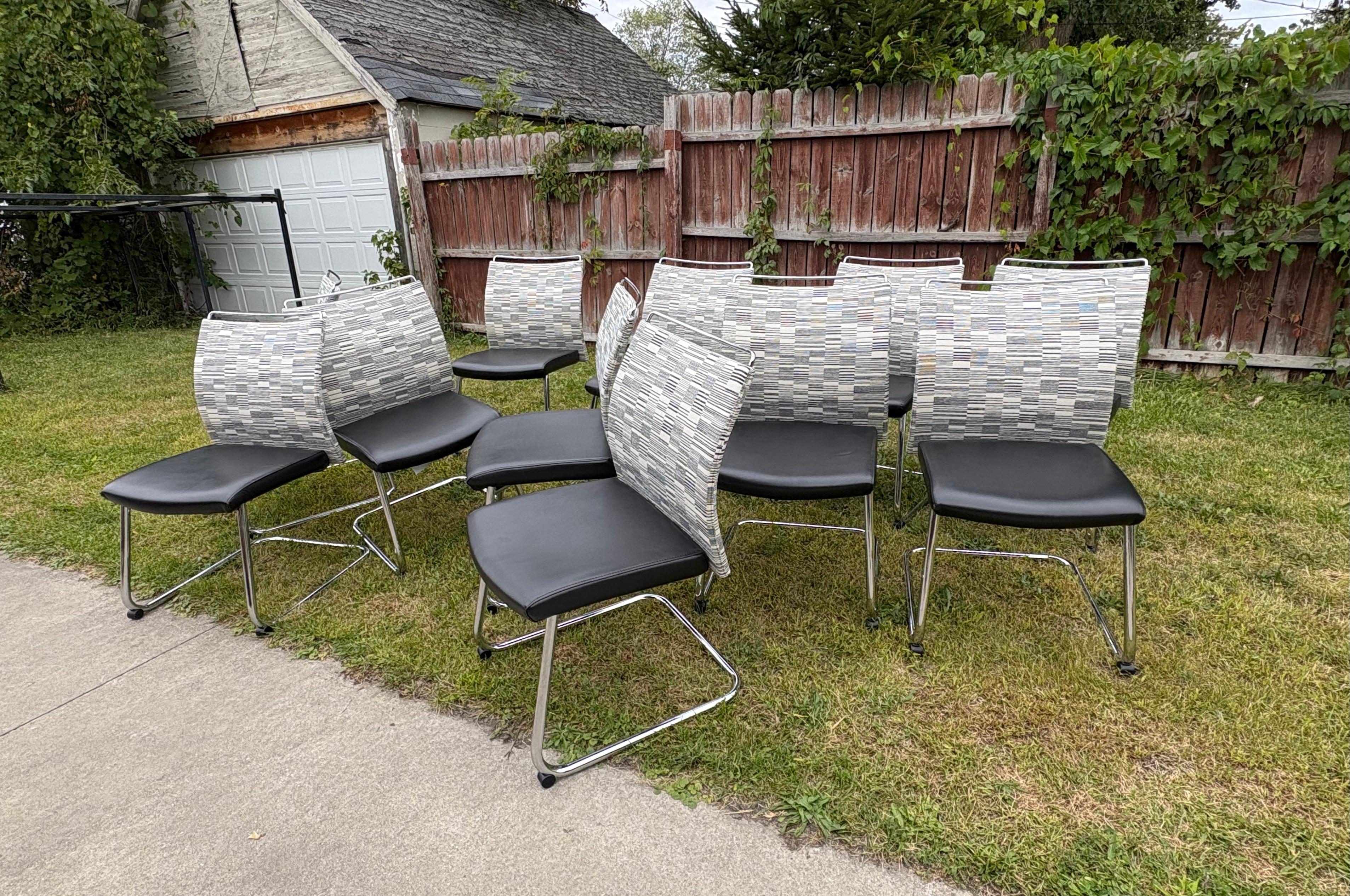 Zwölf praktisch neue Konferenztische oder Esszimmerstühle von Krug Canada Dorso . Ausgezeichneter Zustand des gesamten Sitzes mit schwarzem Vinyl oder Naugahyde gepolstert, Rückenlehne aus Kravet  Italienisches Xaranna-Gitter