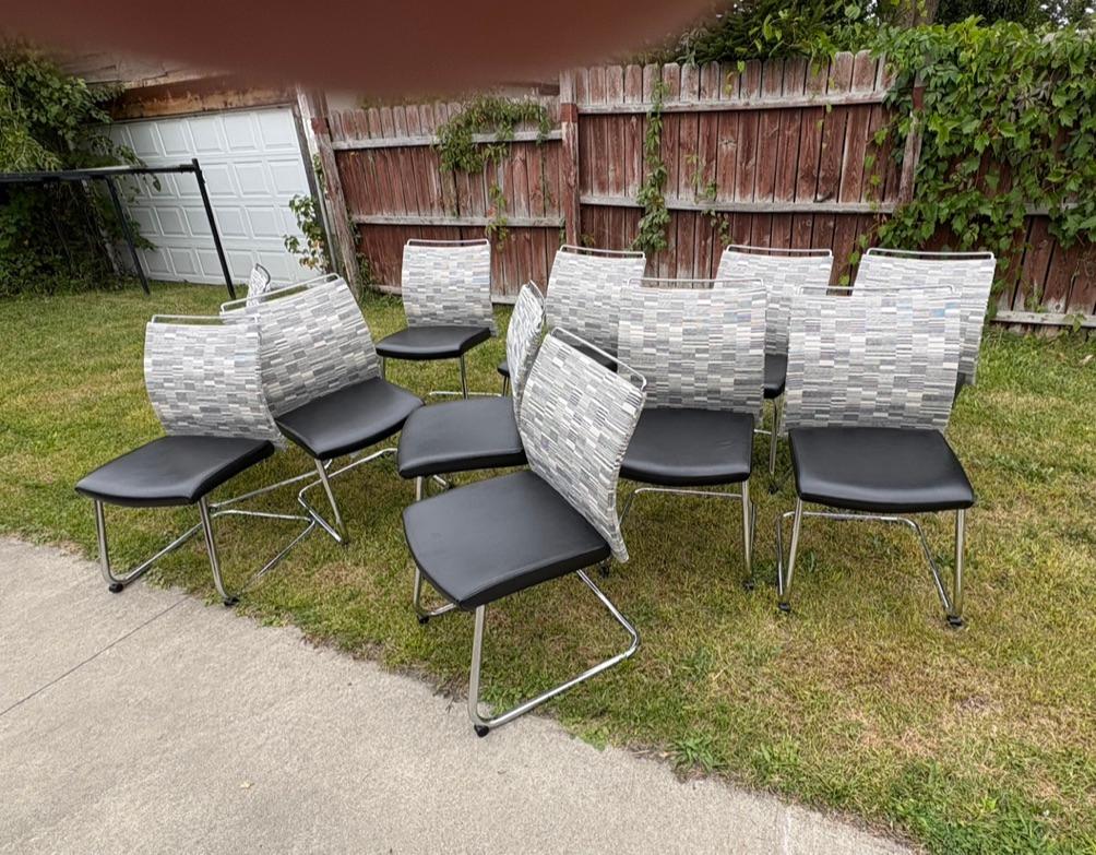 Zwölf freischwingende schwarz-weiße Ess- oder Konferenzstühle auf Chromfuß (Naugahyde) im Angebot