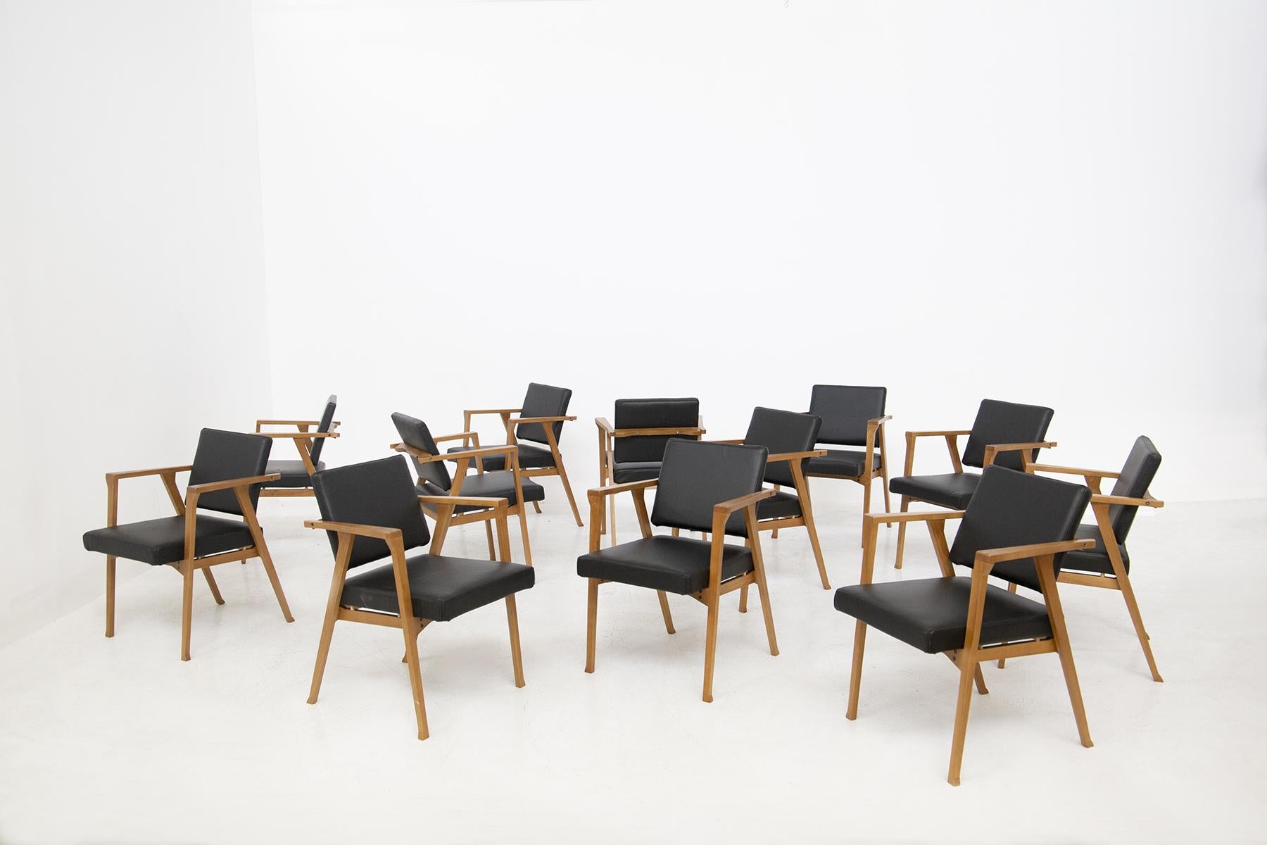 Magnifique ensemble composé de douze chaises attribué à Franco Albini de 1950.
La structure des chaises a été réalisée en bois, avec une forme purement géométrique et carrée. L'assise et le dossier ont été recouverts de cuir noir fin. Le dossier