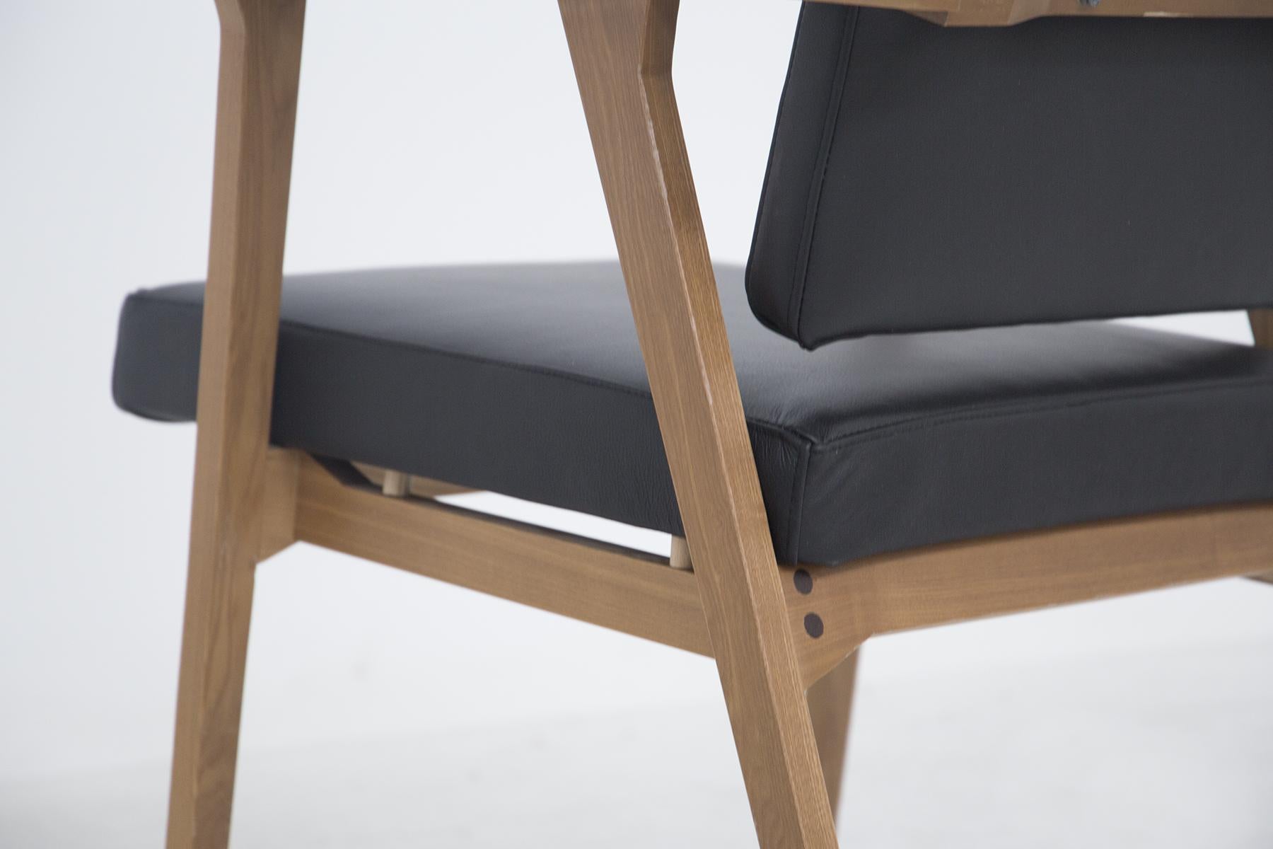 Douze chaises attribuées à Franco Albini en bois et cuir en vente 1