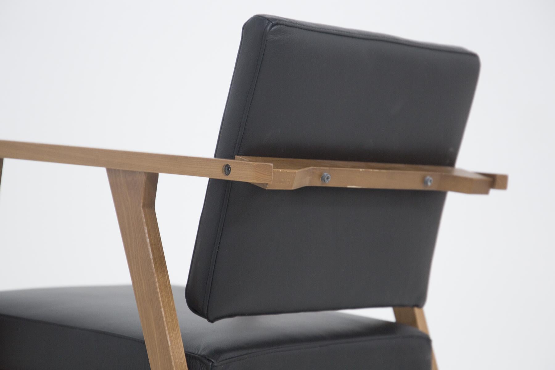 Douze chaises attribuées à Franco Albini en bois et cuir en vente 2
