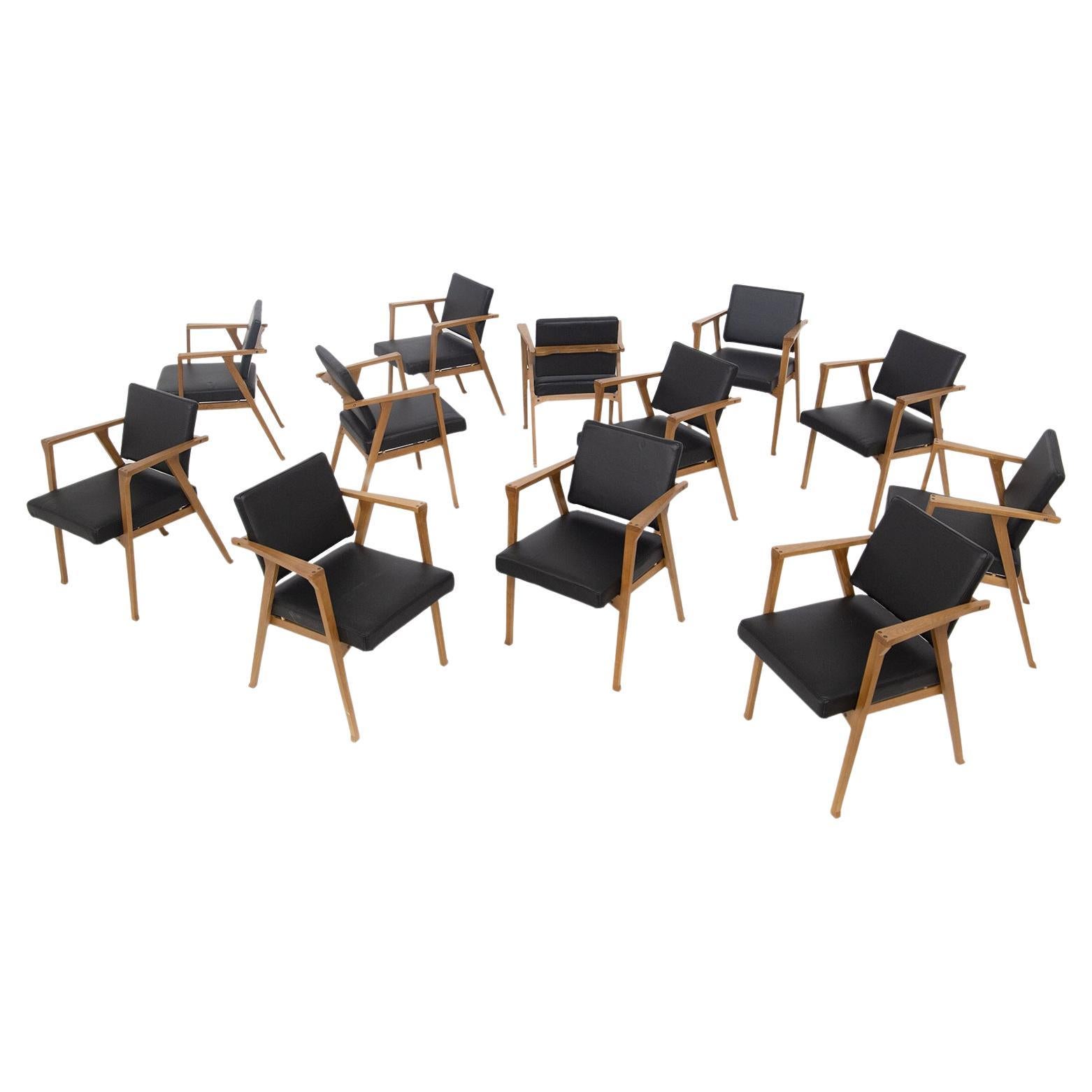 Douze chaises attribuées à Franco Albini en bois et cuir