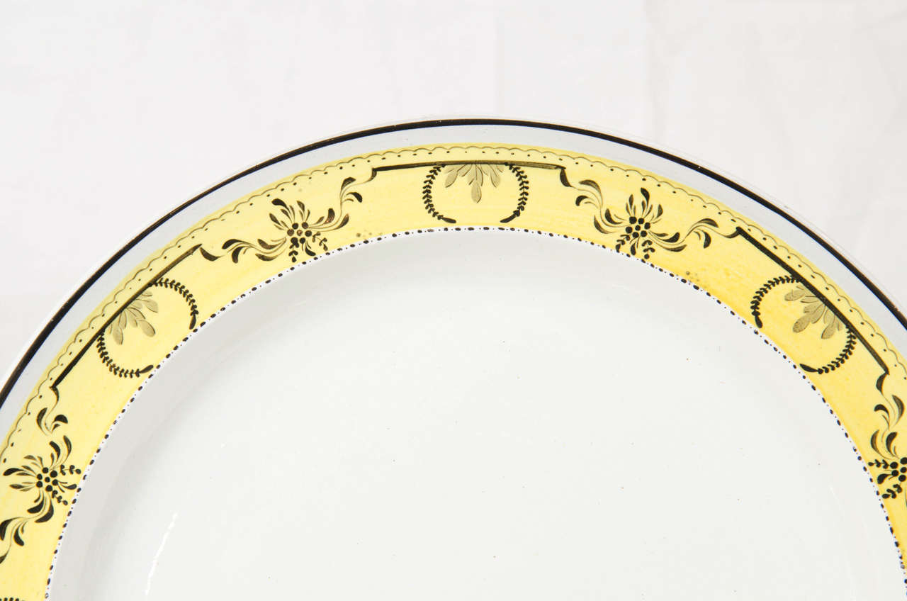 Twelve Creamware Dinner Plates with Yellow Neoclassical Borders Made circa 1800 In Excellent Condition In Katonah, NY