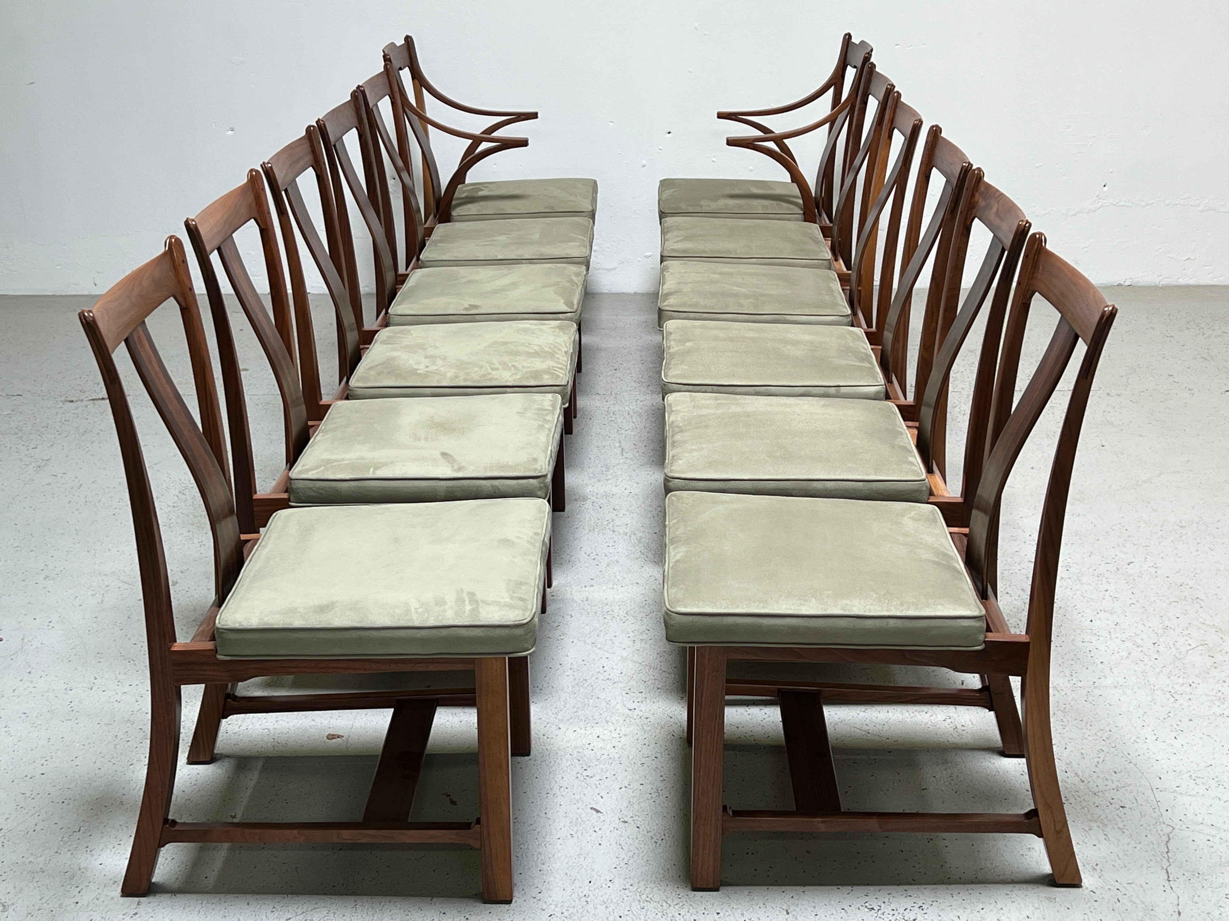 Un ensemble extrêmement rare de douze chaises de salle à manger conçues par Edward Wormley pour Dunbar. Connue sous le nom de chaise Greene & Greene pour son aspect artisanal avec sa crête à tenons apparents, son arceau central en bois de rose et sa