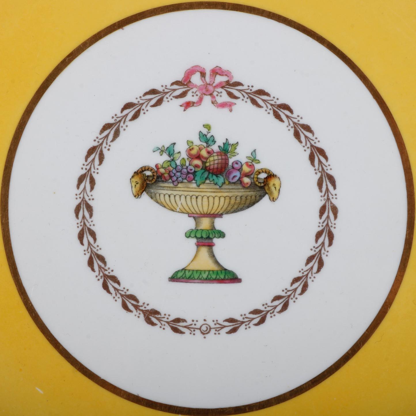 A vintage set of twelve English Copeland Spode bone china luncheon plates offer gilt foliate garland rim with well having painted Neoclassical floral urn, en verso maker mark as photographed, circa 1930.

Mesures: 1