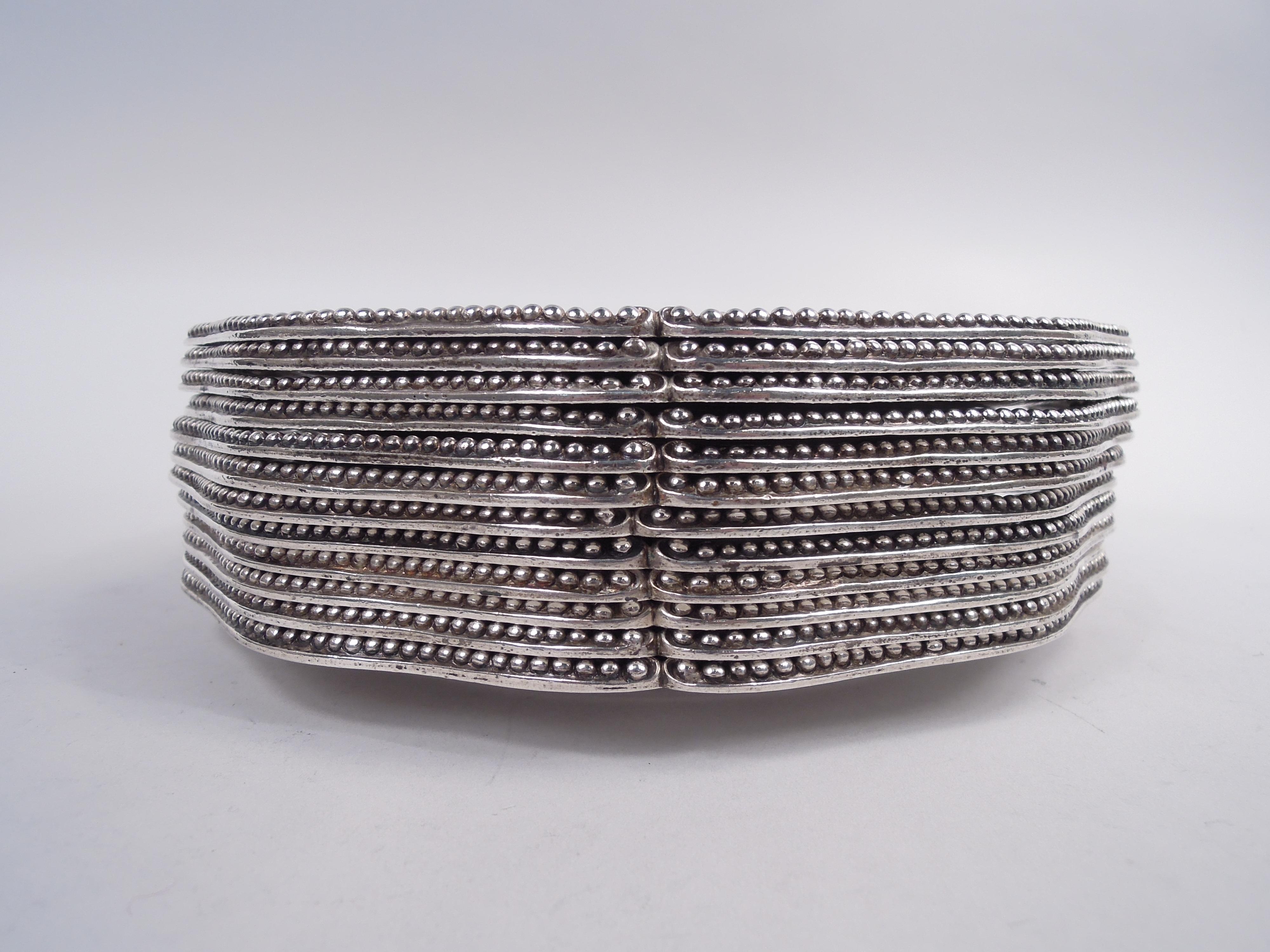 Satz von 12 georgianisch-klassischen Esstellern aus Sterlingsilber. Hergestellt von William Grundy in London im Jahr 1764. Jede: Serpentinenförmiger, mit Muscheln durchsetzter Rand. Vollständig markiert. Gesamtgewicht: 214 Feinunzen. 