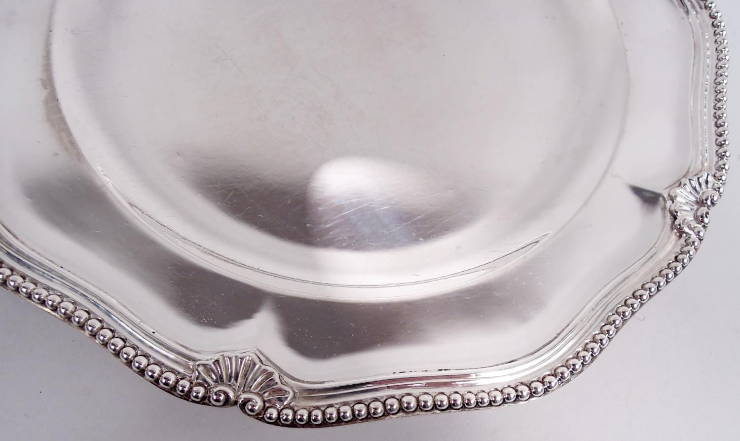 Zwölf englische georgianische klassische georgianische Sterlingsilber-Essteller, 1764 (Perlenbesetzt)