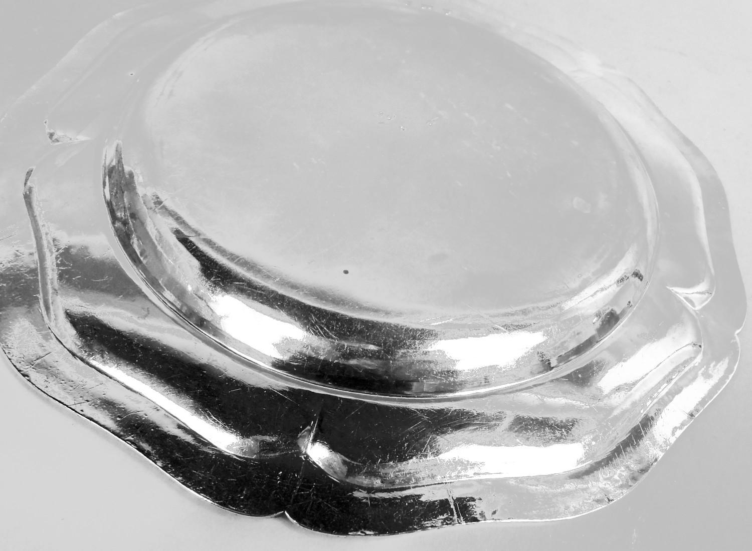 Zwölf englische georgianische klassische georgianische Sterlingsilber-Essteller, 1764 im Zustand „Gut“ in New York, NY