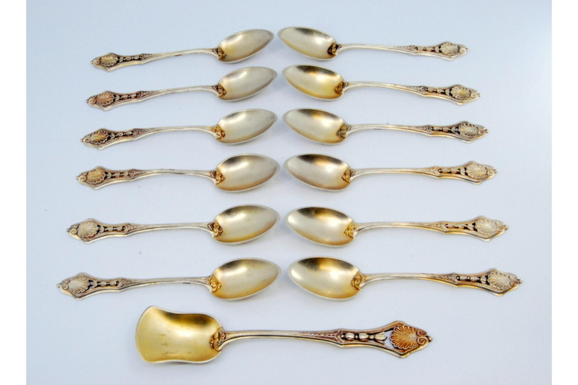 Descripción: Juego de doce cucharillas y pala de azúcar en plata dorada con aplicaciones y relieves en las asas. Metal: Silver. Origen: Portugués. Marca: javali II Título. Peso: 360,16 g (Juego de doce cucharas y pala). Dimensiones: Pala -16,5,3x5cm