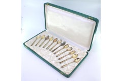 Twelve gilded silver teaspoons with grooved handles in original case