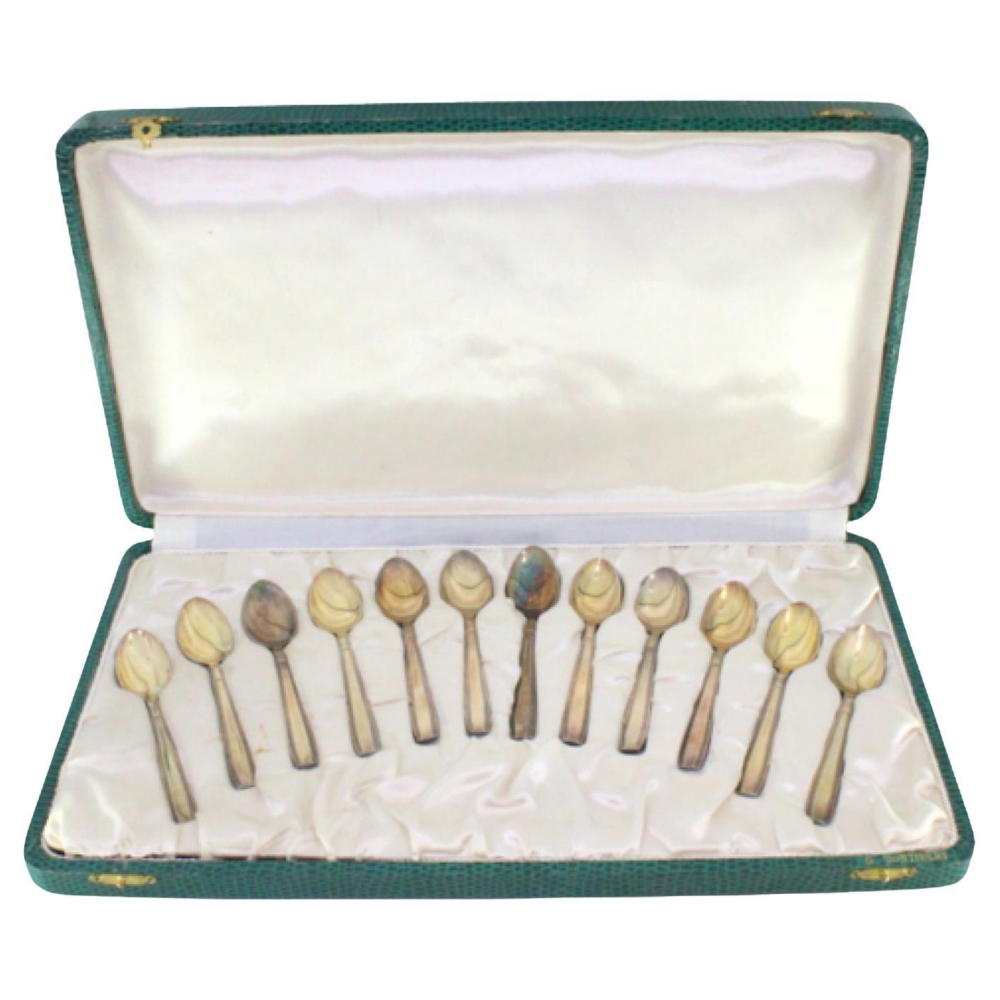 Twelve gilded silver teaspoons with grooved handles in original case