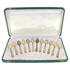 Twelve gilded silver teaspoons with grooved handles in original case