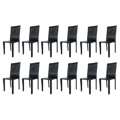Douze chaises de salle à manger italiennes en cuir noir par Arper