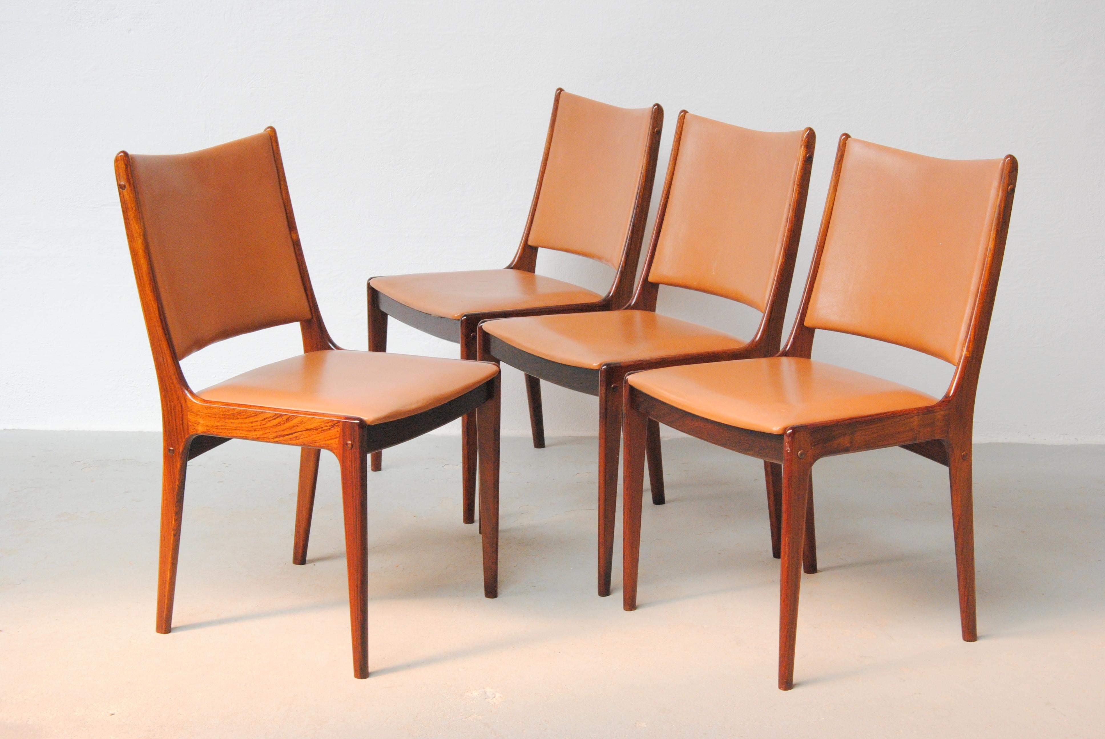 Ensemble de douze chaises de salle à manger Johannes Andersen des années 1960 en bois de rose, entièrement restaurées, fabriquées par Uldum Møbler, Danemark.

L'ensemble de chaises de salle à manger présente un design simple et élégant qui