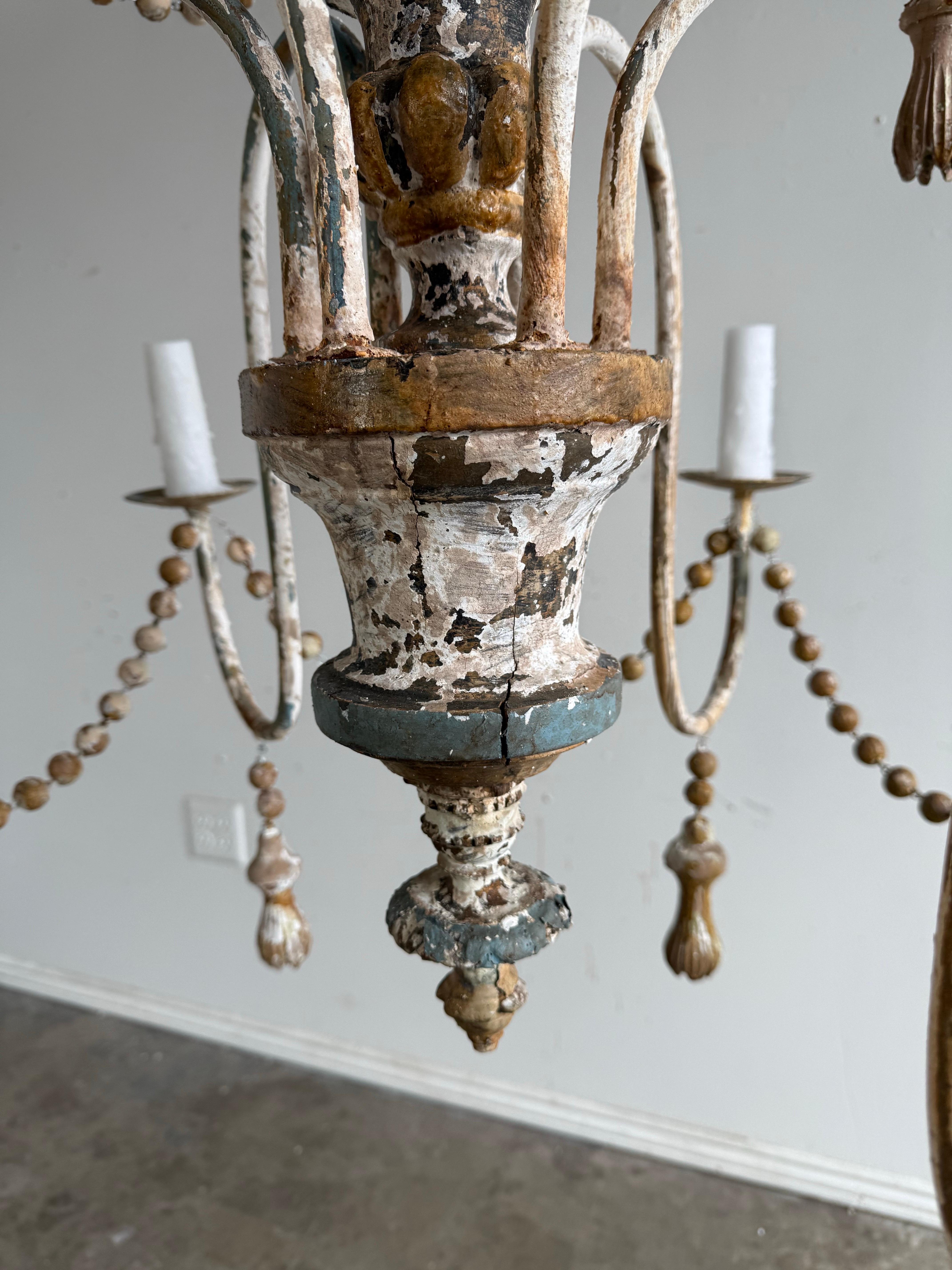 Lampadario a dodici luci dipinto in stile provinciale francese con nappe in vendita 3