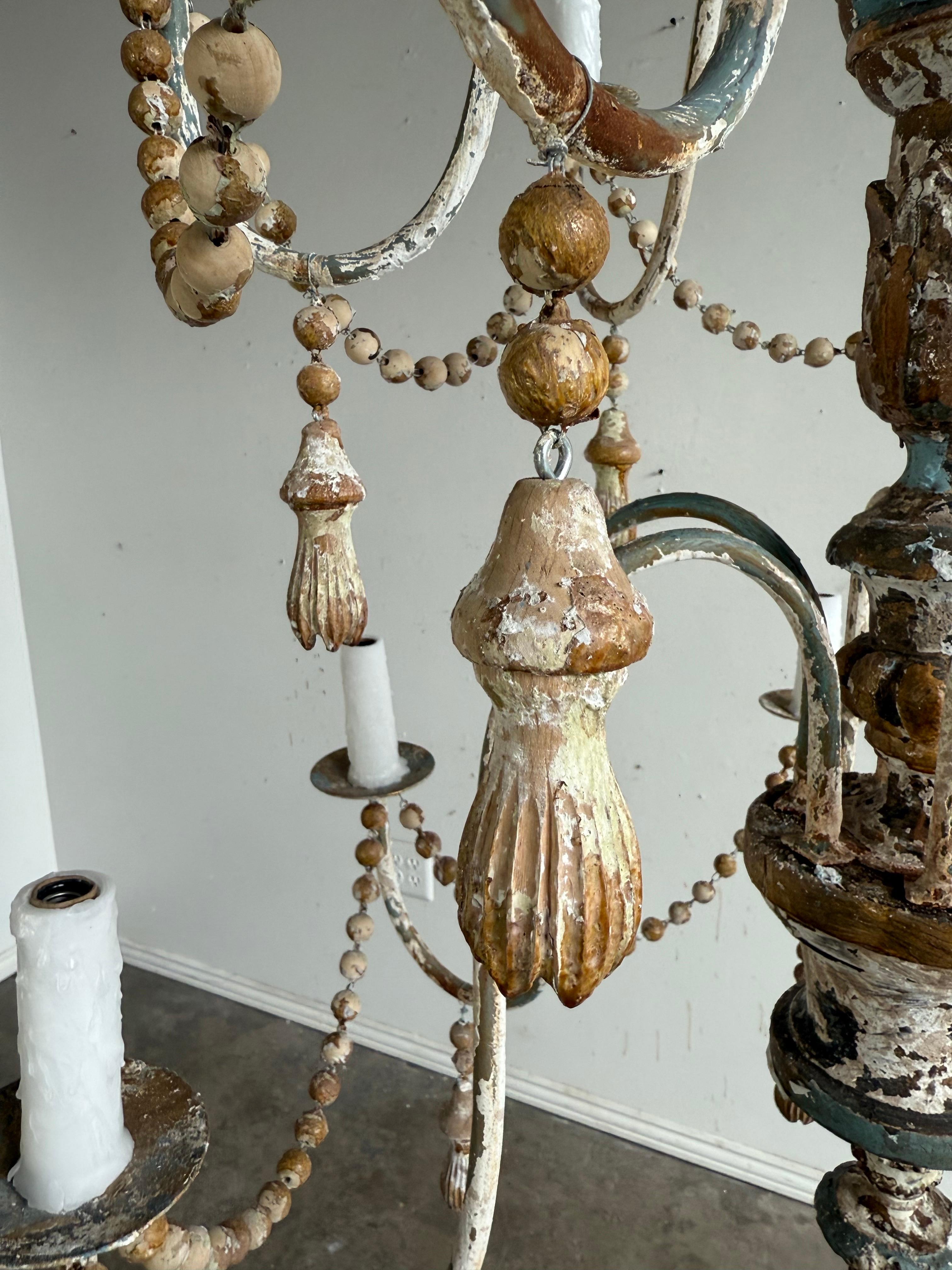 Stile provenzale Lampadario a dodici luci dipinto in stile provinciale francese con nappe in vendita