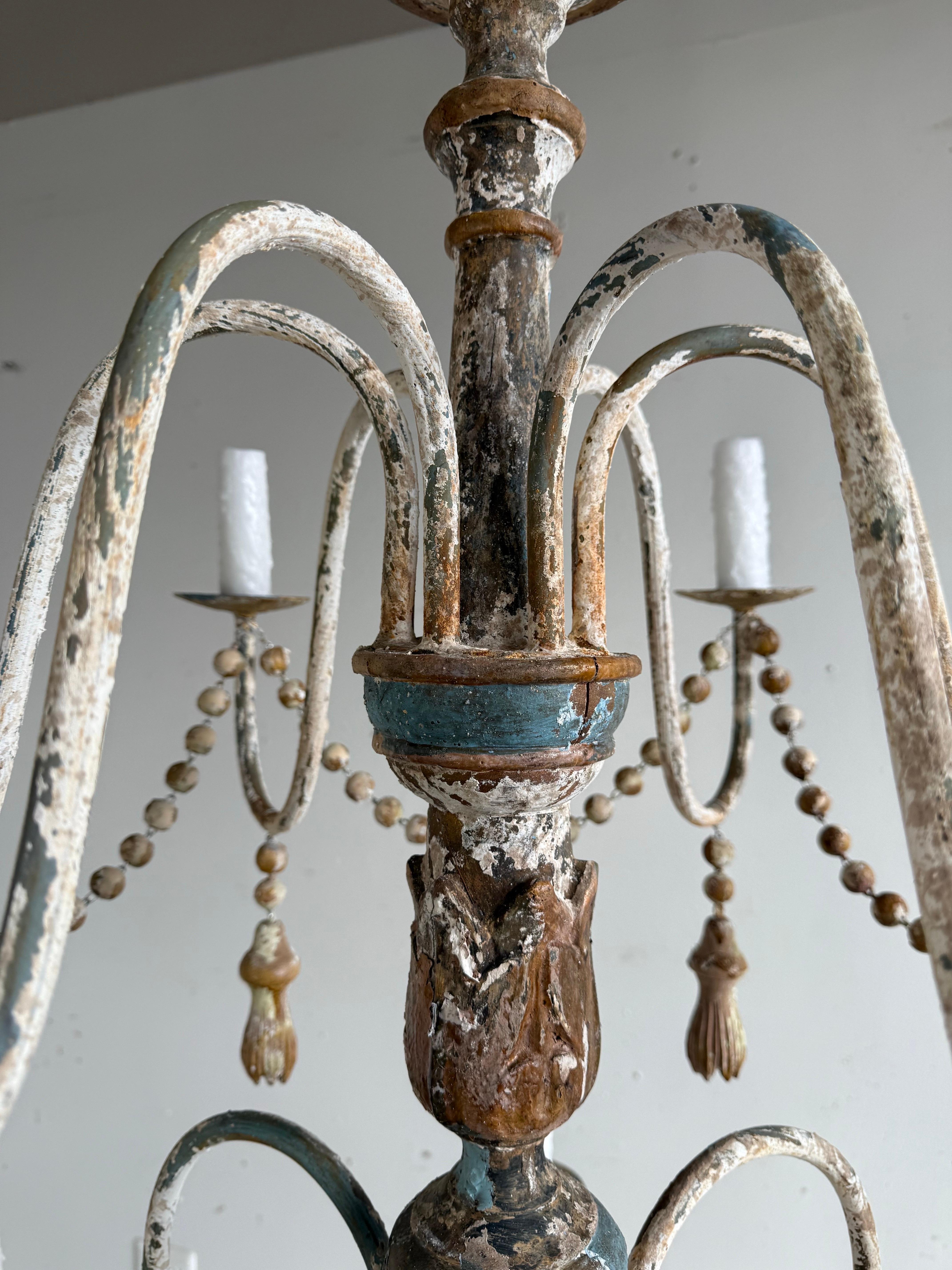 Lampadario a dodici luci dipinto in stile provinciale francese con nappe In condizioni deteriorate in vendita a Los Angeles, CA